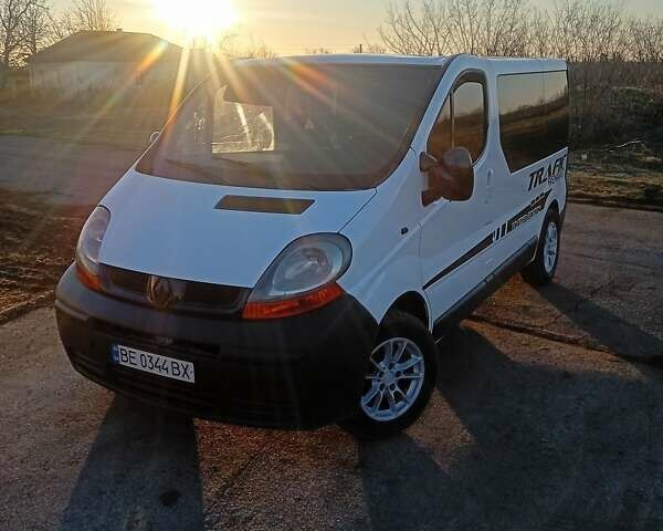 Белый Рено Трафик, объемом двигателя 1.9 л и пробегом 150 тыс. км за 6000 $, фото 1 на Automoto.ua