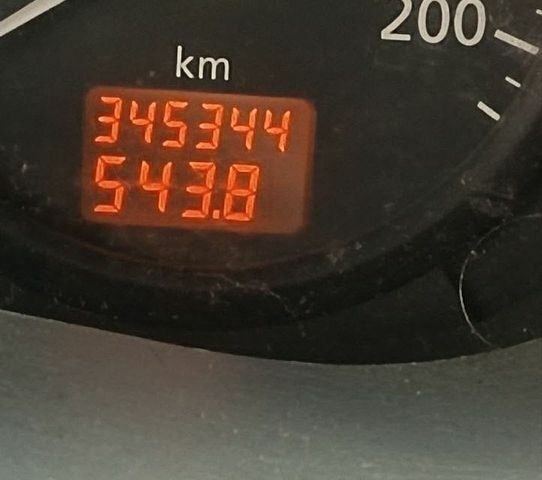 Белый Рено Трафик, объемом двигателя 2.5 л и пробегом 350 тыс. км за 6400 $, фото 1 на Automoto.ua