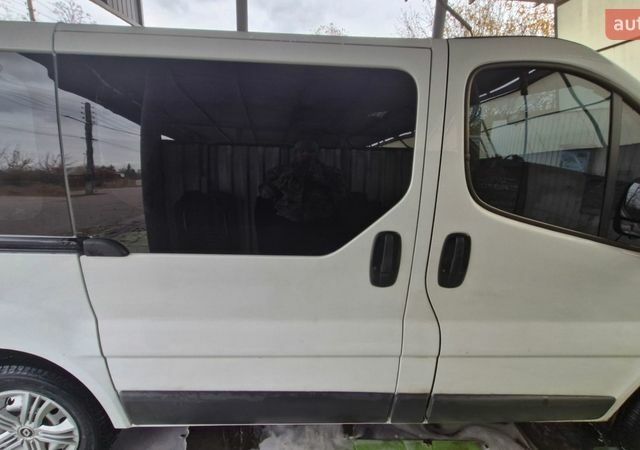 Белый Рено Трафик, объемом двигателя 2 л и пробегом 315 тыс. км за 9000 $, фото 1 на Automoto.ua