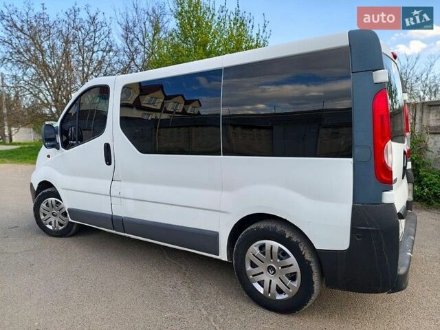 Белый Рено Трафик, объемом двигателя 2 л и пробегом 291 тыс. км за 8000 $, фото 1 на Automoto.ua