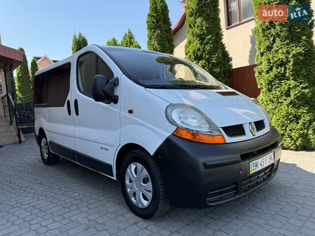 Белый Рено Трафик, объемом двигателя 1.9 л и пробегом 300 тыс. км за 7950 $, фото 1 на Automoto.ua