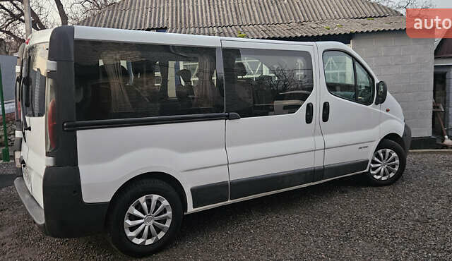Белый Рено Трафик, объемом двигателя 2 л и пробегом 230 тыс. км за 8800 $, фото 1 на Automoto.ua