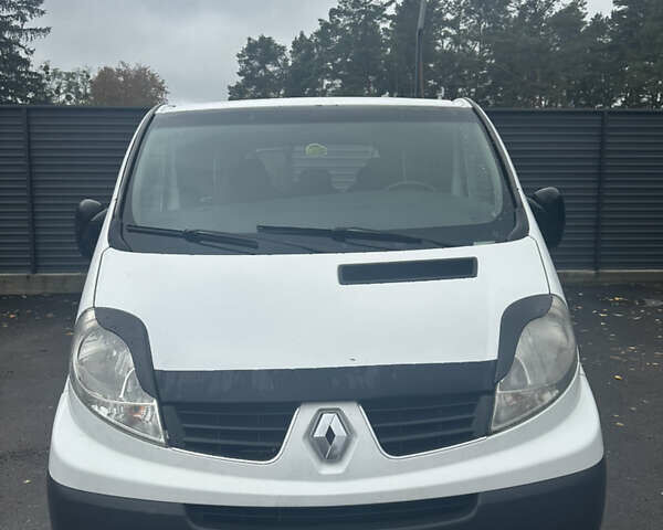 Белый Рено Трафик, объемом двигателя 2 л и пробегом 410 тыс. км за 8800 $, фото 1 на Automoto.ua