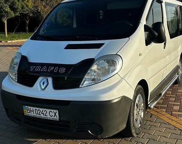 Білий Рено Трафік, об'ємом двигуна 2 л та пробігом 200 тис. км за 9500 $, фото 1 на Automoto.ua