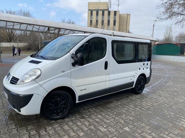 Белый Рено Трафик, объемом двигателя 2.5 л и пробегом 430 тыс. км за 5000 $, фото 1 на Automoto.ua