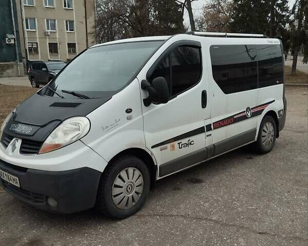 Белый Рено Трафик, объемом двигателя 2 л и пробегом 300 тыс. км за 8000 $, фото 1 на Automoto.ua