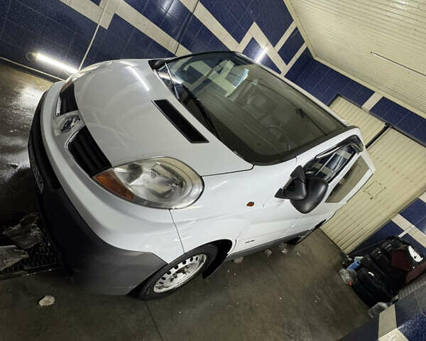 Белый Рено Трафик, объемом двигателя 2 л и пробегом 279 тыс. км за 8000 $, фото 1 на Automoto.ua