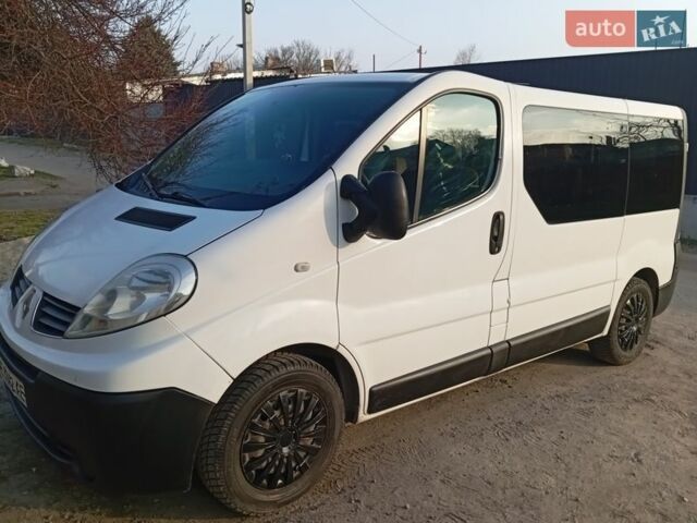 Белый Рено Трафик, объемом двигателя 2 л и пробегом 280 тыс. км за 8200 $, фото 1 на Automoto.ua