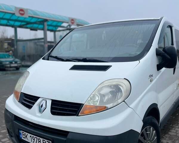 Белый Рено Трафик, объемом двигателя 2 л и пробегом 450 тыс. км за 7450 $, фото 1 на Automoto.ua