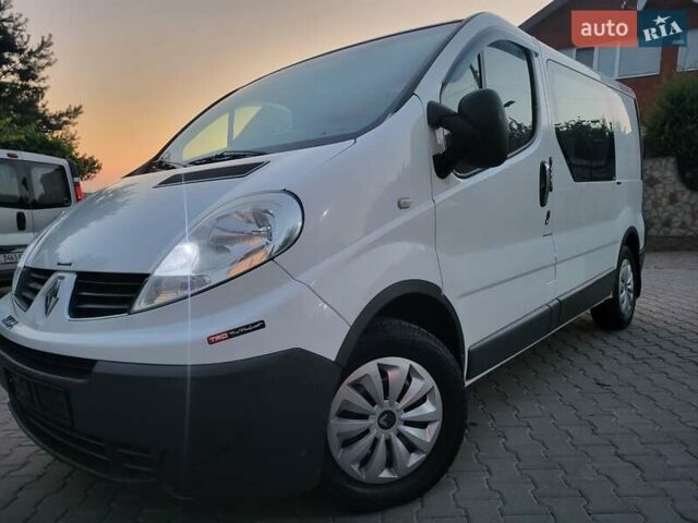 Белый Рено Трафик, объемом двигателя 2 л и пробегом 276 тыс. км за 8500 $, фото 1 на Automoto.ua
