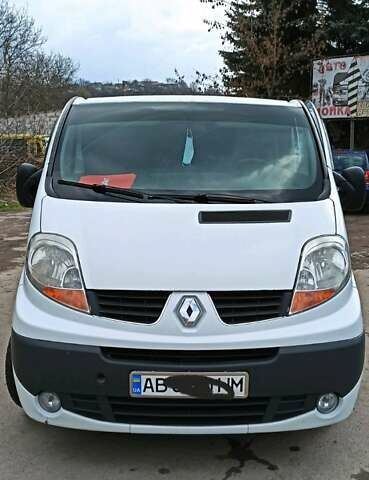 Белый Рено Трафик, объемом двигателя 2 л и пробегом 350 тыс. км за 8000 $, фото 1 на Automoto.ua
