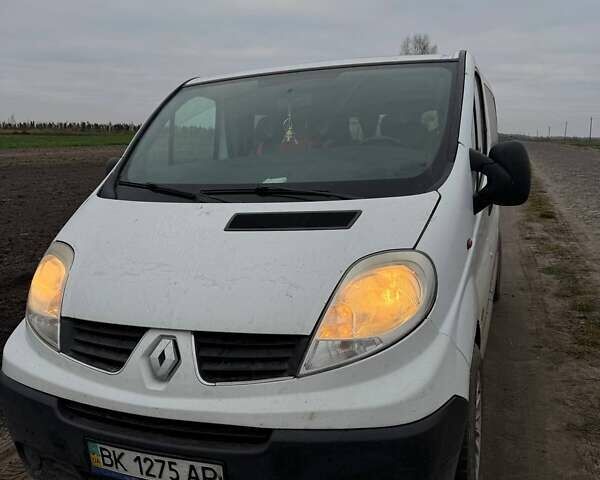 Белый Рено Трафик, объемом двигателя 2 л и пробегом 253 тыс. км за 8900 $, фото 1 на Automoto.ua
