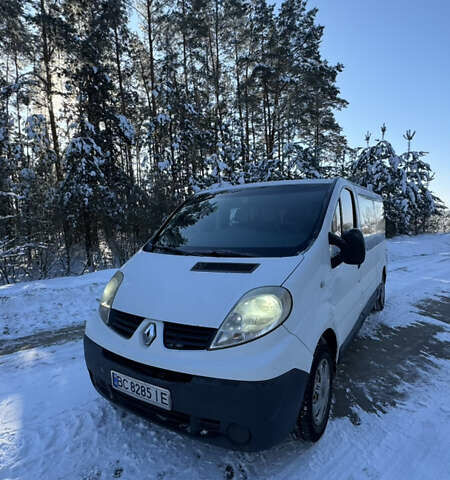 Белый Рено Трафик, объемом двигателя 2 л и пробегом 320 тыс. км за 12000 $, фото 1 на Automoto.ua