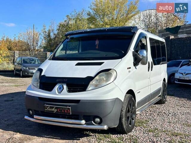 Белый Рено Трафик, объемом двигателя 2.5 л и пробегом 257 тыс. км за 12700 $, фото 1 на Automoto.ua