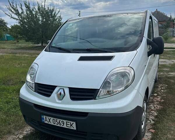 Белый Рено Трафик, объемом двигателя 2 л и пробегом 323 тыс. км за 10500 $, фото 1 на Automoto.ua