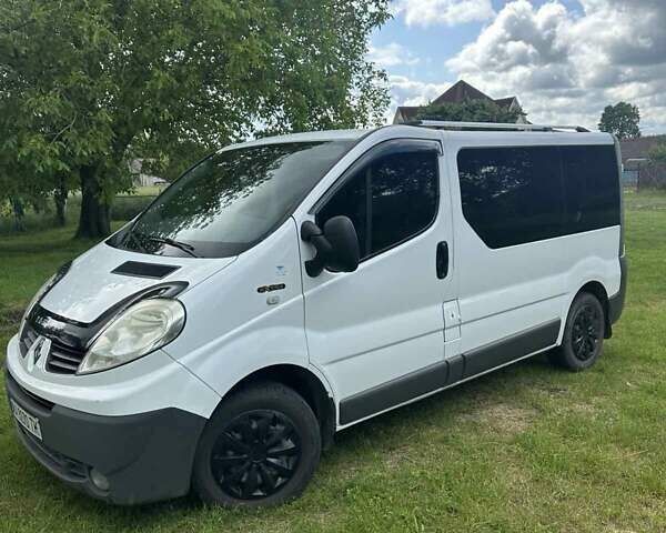 Белый Рено Трафик, объемом двигателя 2 л и пробегом 300 тыс. км за 9500 $, фото 1 на Automoto.ua