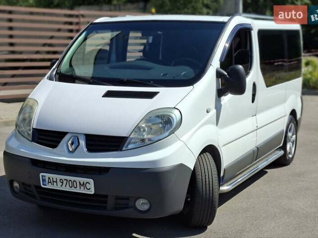 Белый Рено Трафик, объемом двигателя 2 л и пробегом 290 тыс. км за 13500 $, фото 1 на Automoto.ua