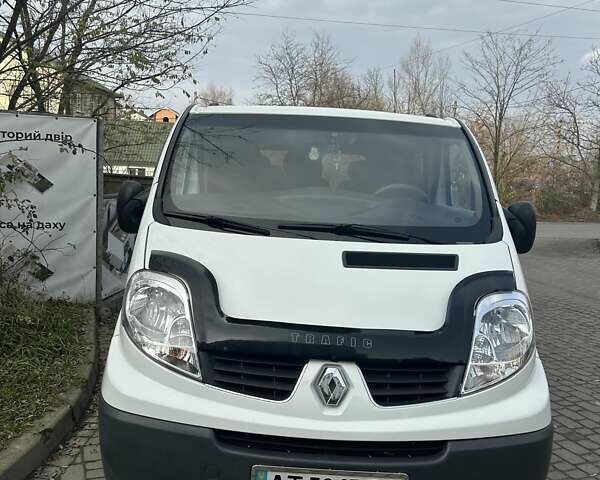 Білий Рено Трафік, об'ємом двигуна 2 л та пробігом 200 тис. км за 13800 $, фото 1 на Automoto.ua