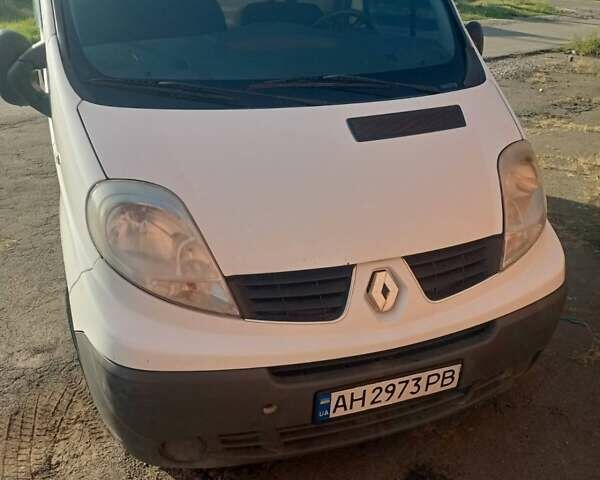 Белый Рено Трафик, объемом двигателя 2 л и пробегом 400 тыс. км за 9500 $, фото 1 на Automoto.ua