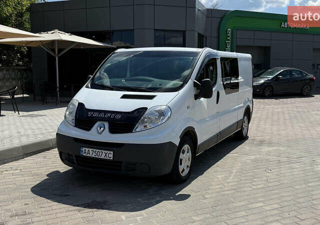 Белый Рено Трафик, объемом двигателя 1.9 л и пробегом 325 тыс. км за 12500 $, фото 1 на Automoto.ua