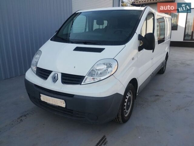 Белый Рено Трафик, объемом двигателя 2 л и пробегом 230 тыс. км за 13800 $, фото 1 на Automoto.ua