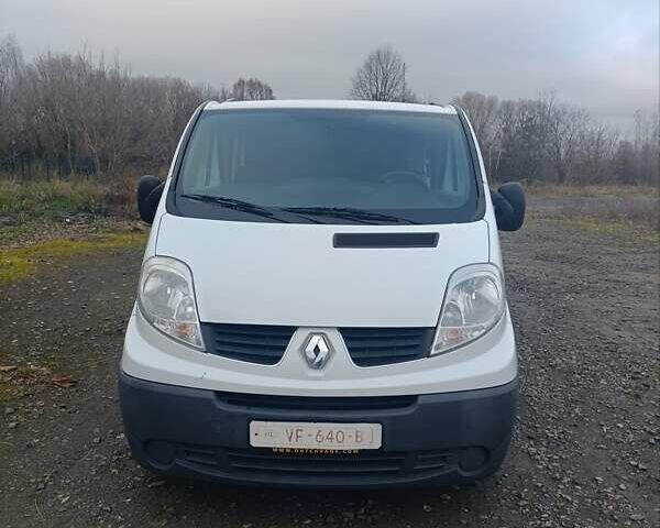 Белый Рено Трафик, объемом двигателя 2 л и пробегом 210 тыс. км за 12300 $, фото 1 на Automoto.ua
