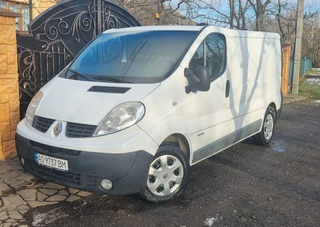 Білий Рено Трафік, об'ємом двигуна 2 л та пробігом 302 тис. км за 8500 $, фото 1 на Automoto.ua