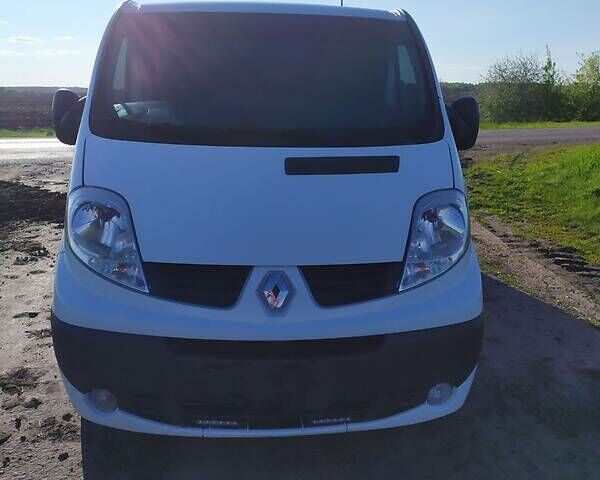 Белый Рено Трафик, объемом двигателя 2 л и пробегом 265 тыс. км за 12600 $, фото 1 на Automoto.ua