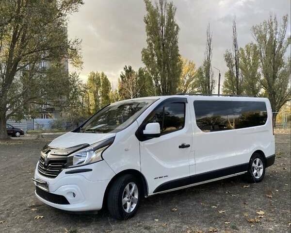 Белый Рено Трафик, объемом двигателя 1.6 л и пробегом 240 тыс. км за 16200 $, фото 1 на Automoto.ua