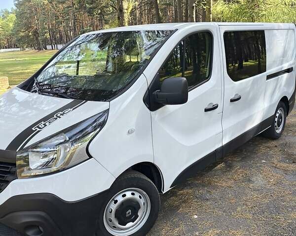 Белый Рено Трафик, объемом двигателя 1.6 л и пробегом 183 тыс. км за 16999 $, фото 1 на Automoto.ua