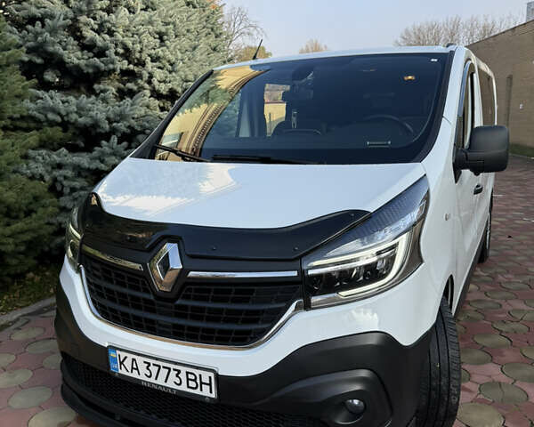 Белый Рено Трафик, объемом двигателя 2 л и пробегом 107 тыс. км за 24500 $, фото 1 на Automoto.ua