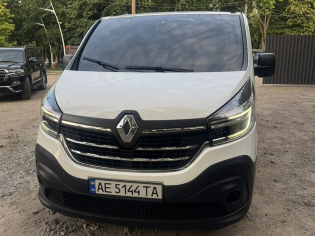 Белый Рено Трафик, объемом двигателя 2 л и пробегом 235 тыс. км за 21000 $, фото 1 на Automoto.ua