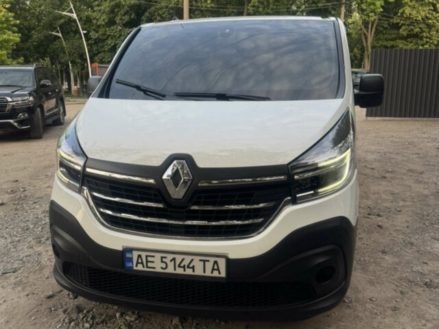 Белый Рено Трафик, объемом двигателя 2 л и пробегом 235 тыс. км за 21000 $, фото 1 на Automoto.ua