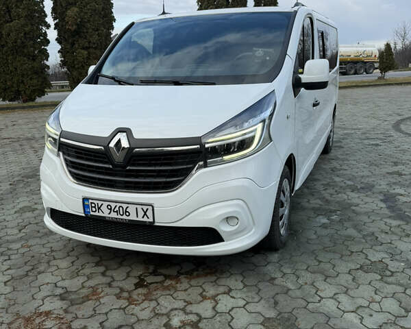 Белый Рено Трафик, объемом двигателя 2 л и пробегом 261 тыс. км за 22000 $, фото 1 на Automoto.ua