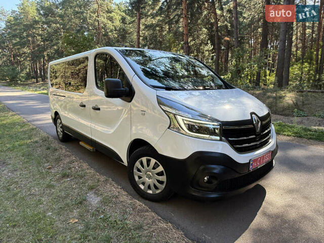 Белый Рено Трафик, объемом двигателя 2 л и пробегом 225 тыс. км за 27800 $, фото 1 на Automoto.ua