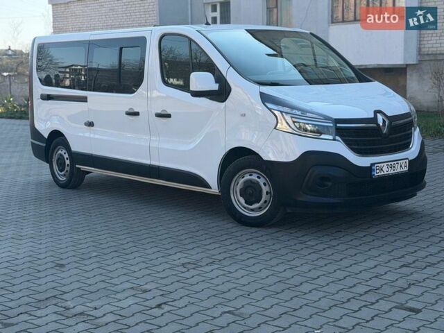 Белый Рено Трафик, объемом двигателя 2 л и пробегом 255 тыс. км за 21900 $, фото 1 на Automoto.ua
