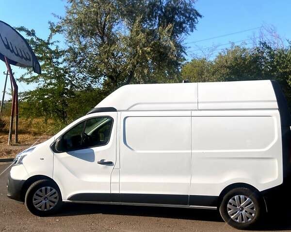Белый Рено Трафик, объемом двигателя 2 л и пробегом 175 тыс. км за 20700 $, фото 1 на Automoto.ua