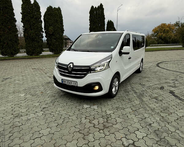 Белый Рено Трафик, объемом двигателя 2 л и пробегом 218 тыс. км за 23500 $, фото 1 на Automoto.ua