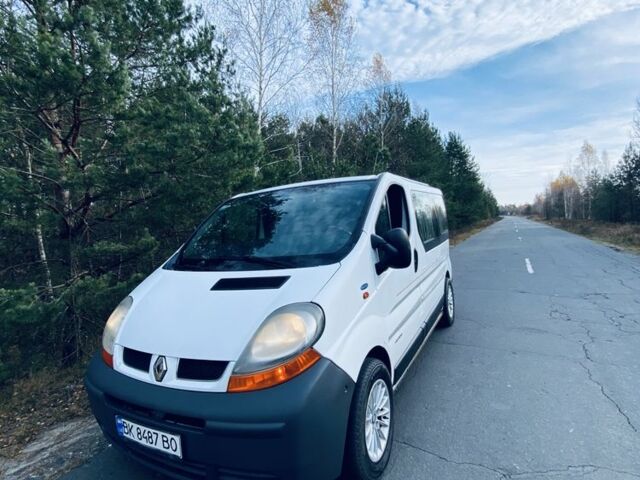 Белый Рено Трафик, объемом двигателя 1.9 л и пробегом 350 тыс. км за 7500 $, фото 1 на Automoto.ua
