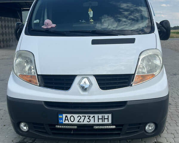 Белый Рено Трафик, объемом двигателя 2 л и пробегом 370 тыс. км за 8500 $, фото 1 на Automoto.ua