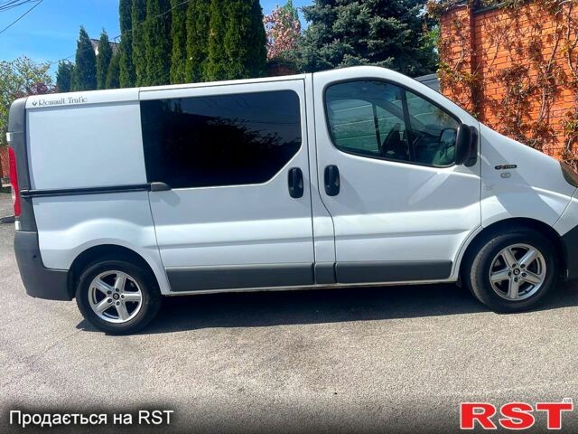 Белый Рено Трафик, объемом двигателя 2 л и пробегом 303 тыс. км за 12000 $, фото 1 на Automoto.ua