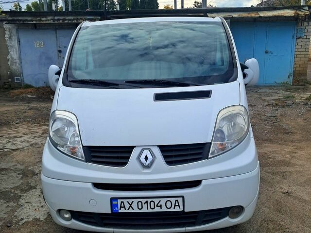 Білий Рено Трафік, об'ємом двигуна 2 л та пробігом 195 тис. км за 15000 $, фото 1 на Automoto.ua