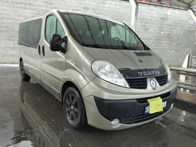 Бежевый Рено Трафик, объемом двигателя 2 л и пробегом 257 тыс. км за 13800 $, фото 1 на Automoto.ua