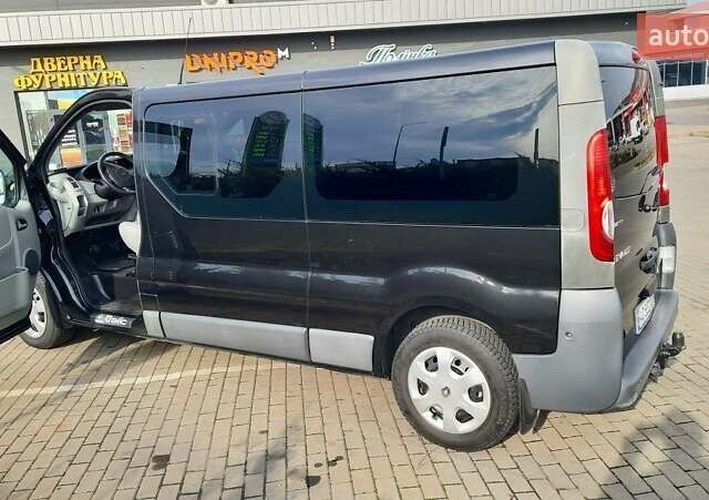 Черный Рено Трафик, объемом двигателя 2 л и пробегом 165 тыс. км за 15473 $, фото 1 на Automoto.ua