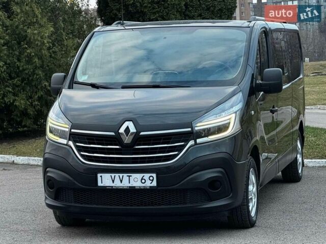 Черный Рено Трафик, объемом двигателя 2 л и пробегом 240 тыс. км за 23200 $, фото 1 на Automoto.ua