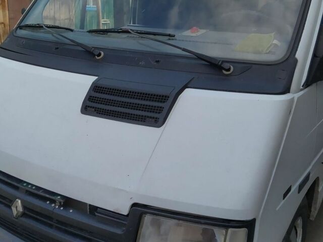 Білий Рено Трафік вант., об'ємом двигуна 2.5 л та пробігом 700 тис. км за 1300 $, фото 1 на Automoto.ua