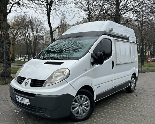 Белый Рено Трафик груз-пасс., объемом двигателя 2 л и пробегом 270 тыс. км за 6300 $, фото 1 на Automoto.ua