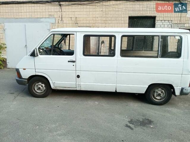 Білий Рено Трафік вант-пас., об'ємом двигуна 2.1 л та пробігом 150 тис. км за 1700 $, фото 1 на Automoto.ua