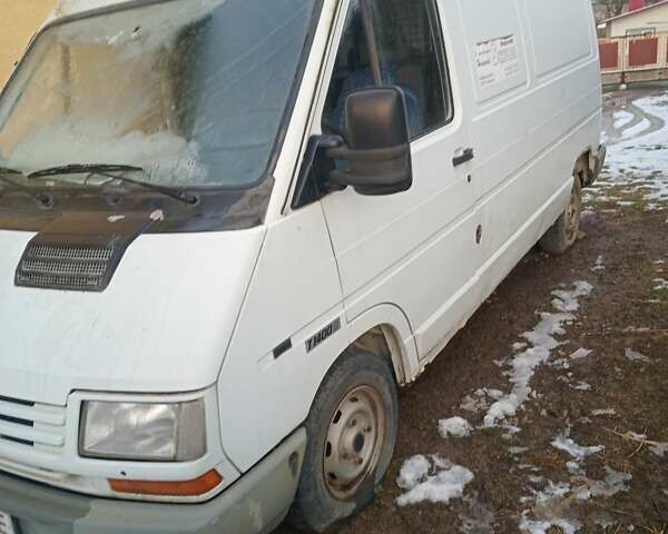 Білий Рено Трафік вант-пас., об'ємом двигуна 2.5 л та пробігом 220 тис. км за 3000 $, фото 1 на Automoto.ua