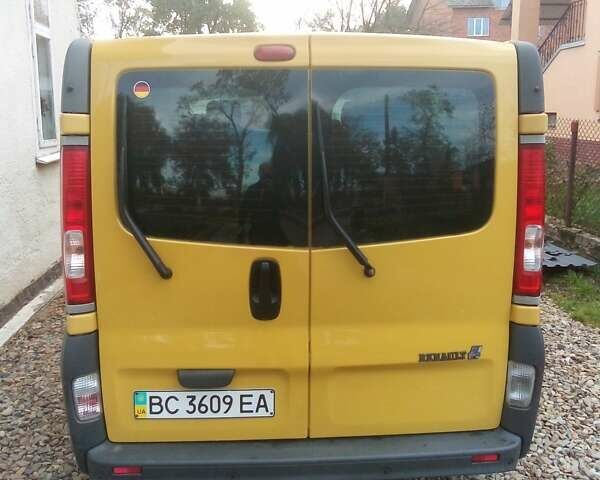 Желтый Рено Трафик груз-пасс., объемом двигателя 2 л и пробегом 268 тыс. км за 7000 $, фото 1 на Automoto.ua